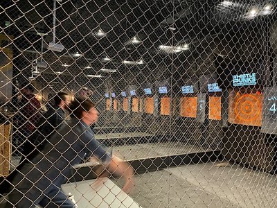 도시 도끼 던지기 체험장(휘슬 펑크스 어반 액스 스로잉 런던)